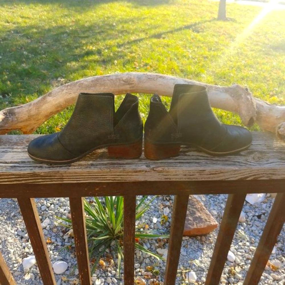 8.5 Sorel Boots, Made For Walkin' View 4
